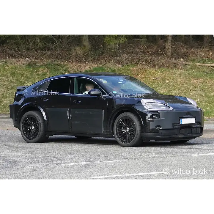 Coupe version of the new electric Porsche Cayenne spied!#Porsche #Cayenne #ev #coupe #cayenneev #Porschecayenne #porschecayenneev #prototype #erlkönig #spyshot #carspy #Germany #german #luxury #lifestyle #suv