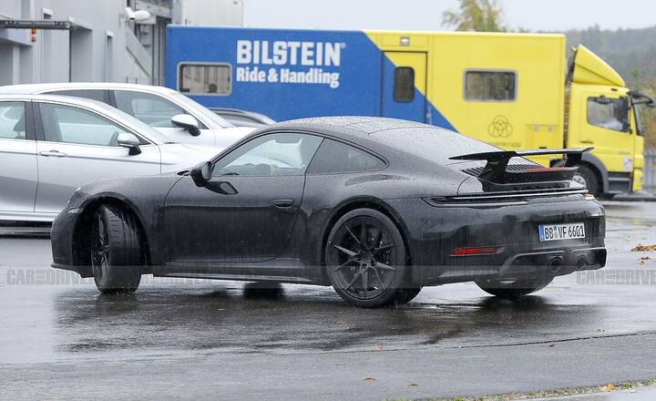 2025-porsche-911-spied-rear-658200b0a75c1