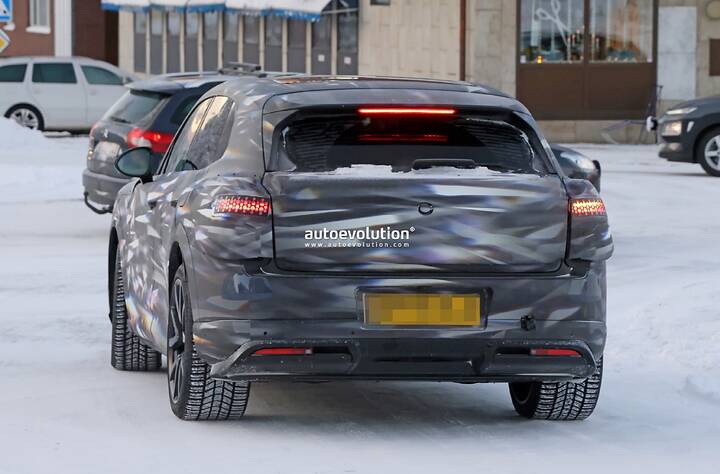 imgi_79_bentley-s-first-production-ev-shows-porsche-cayenne-electric-inspired-cockpit_28