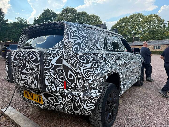 imgi_178_spied-electric-land-rover-defender-2