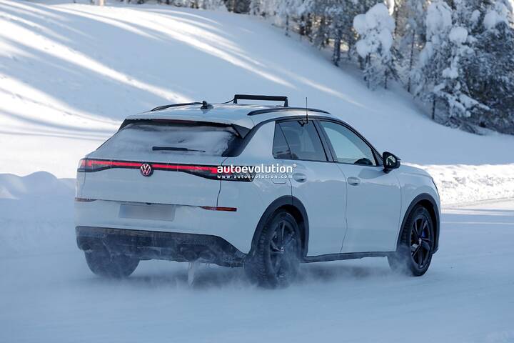 imgi_50_2027-volkswagen-t-roc-r-spied-packing-golf-r-thrills_10