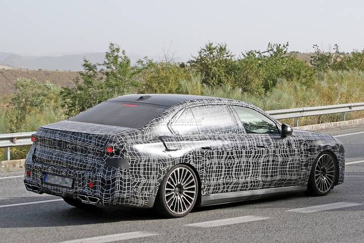 2027-bmw-7-series-lci-spied-with-revised-front-lighting-system-rear-light-bar_7
