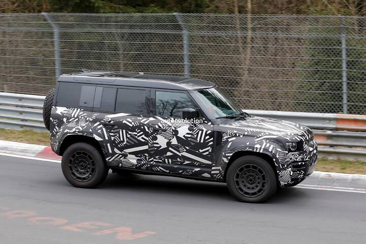 the-most-powerful-land-rover-defender-ever-looks-out-of-place-at-the-green-hell_16