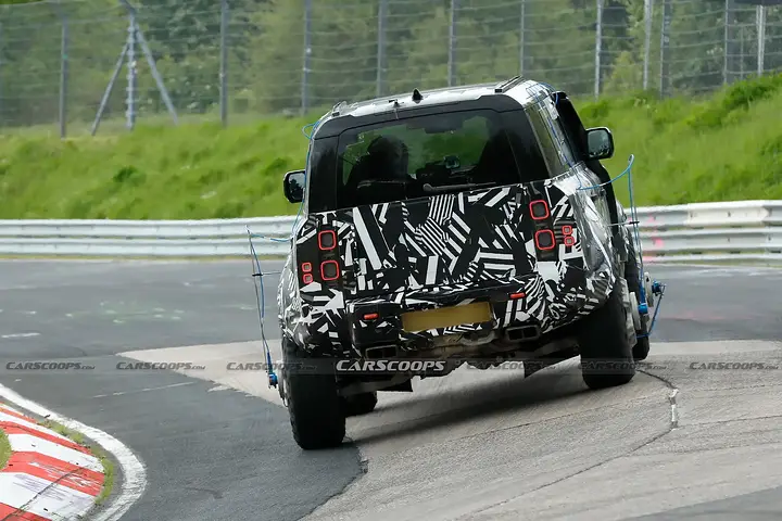 Land-Rover-Defender-Extreme-Spy-Shots-newcarscoops-11