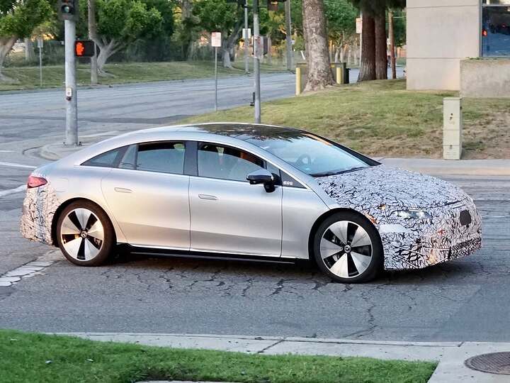 2026 Mercedes EQS Facelift spotted in LA. #2026mercedeseqs #facelift #spotted #erlkoenig #spyshots #testing #camouflage