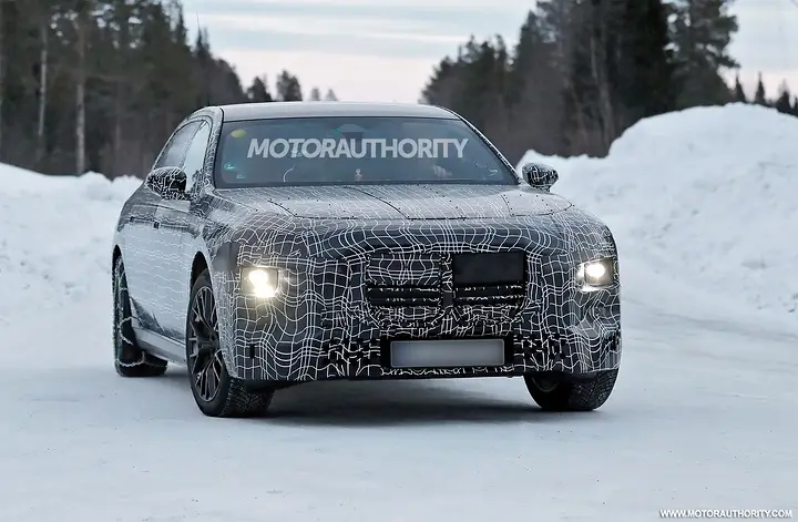 2027 BMW 7-Series facelift spy shots - Photo via Baldauf