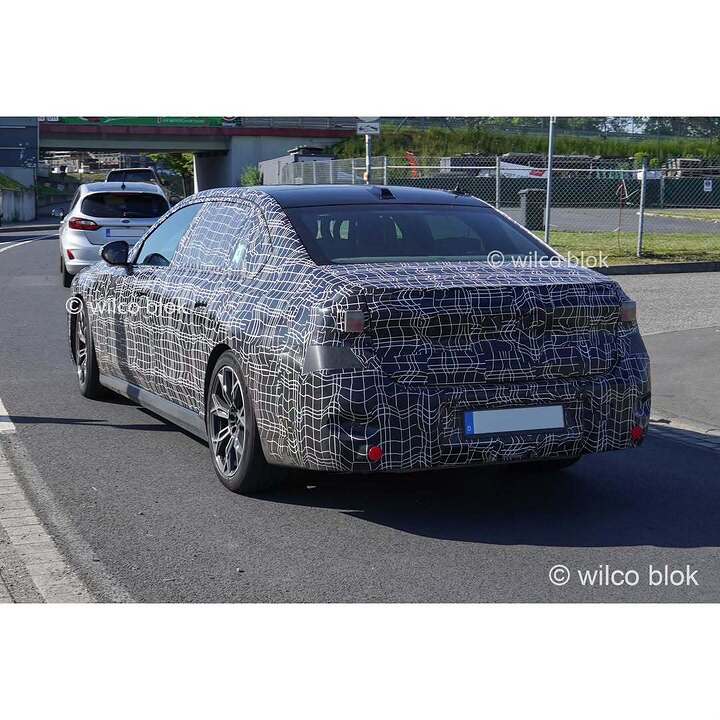 BMW 7 Series facelift spied- could this be the new front grille design we've seen in the leaked patent images, with integration of grill and DRL's#bmw #7series #lci #7er #bmw7series #facelift #prototype #erlkönig #spyshot #carspy #nü (3)