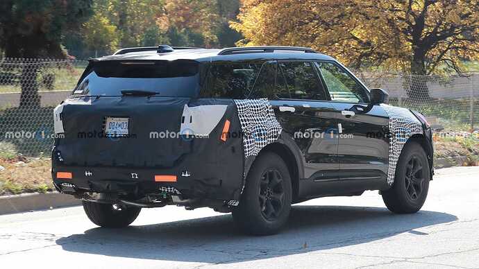 updated-ford-explorer-timberline-spy-photos (13)