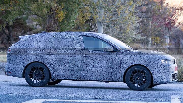 dacia-berlina-familiar-fotos-espia-2025111184-1763723629_8