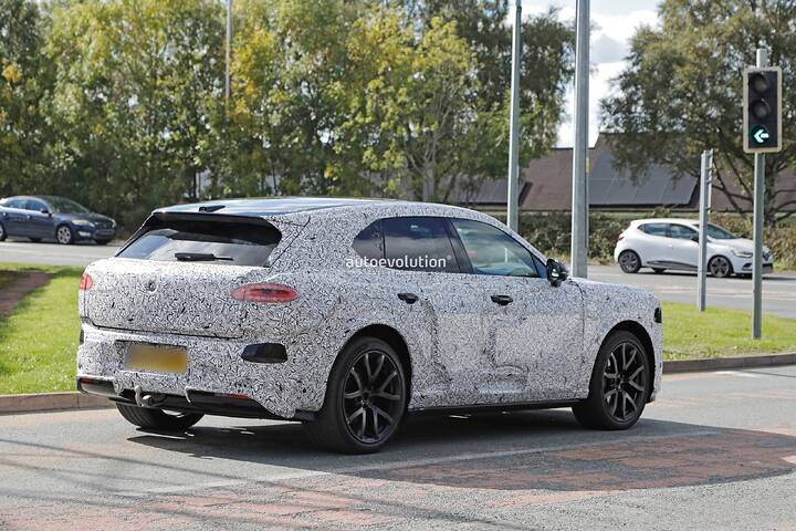imgi_66_bentley-s-urban-ev-identifies-as-a-smaller-bentayga-in-new-spy-shots_11