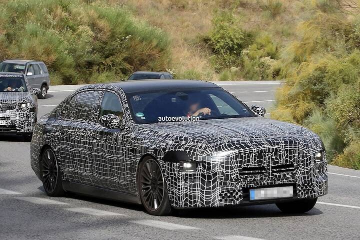 2027-bmw-7-series-lci-spied-with-revised-front-lighting-system-rear-light-bar_2