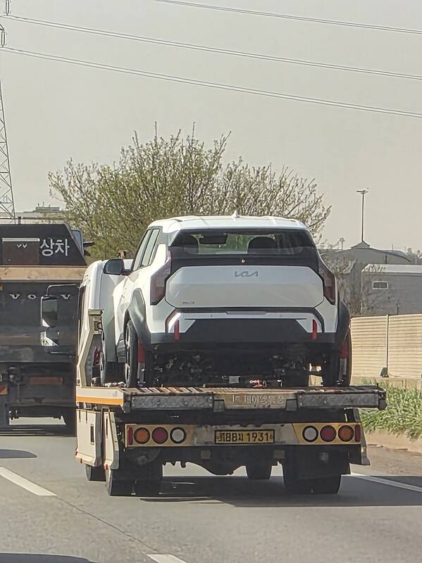 thumb-autospyMysterious Kia EV3 Test Mulle    _newcarscoops 5950x1267