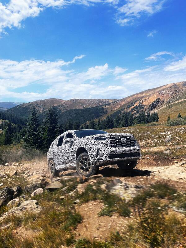 2023-honda-pilot-design-teaser-previews-trailsport-off-road-trim-level_3