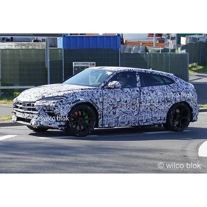 Lamborghini Urus Performante goes hybrid!#Lamborghini #Urus #performante #lamborghiniurus #urusperformante #hybrid #prototype #erlkönig #spyshot #carspy #nürburgring #italia #Italian #suv (1)