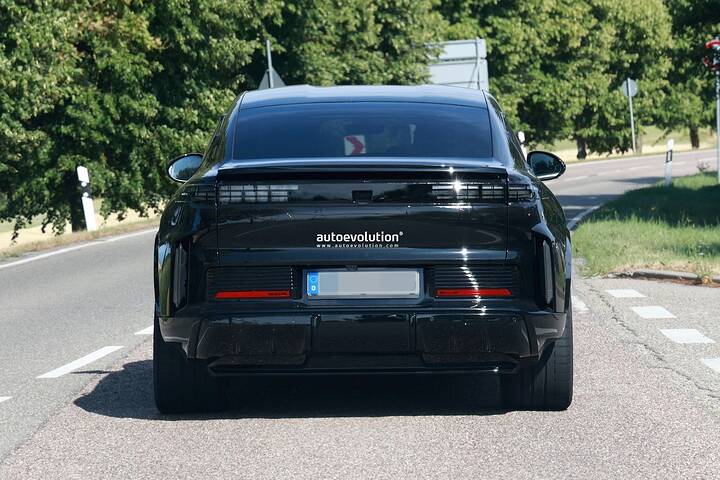 imgi_56_2027-porsche-cayenne-coupe-electric-spied-with-strange-looking-rear-vents_16