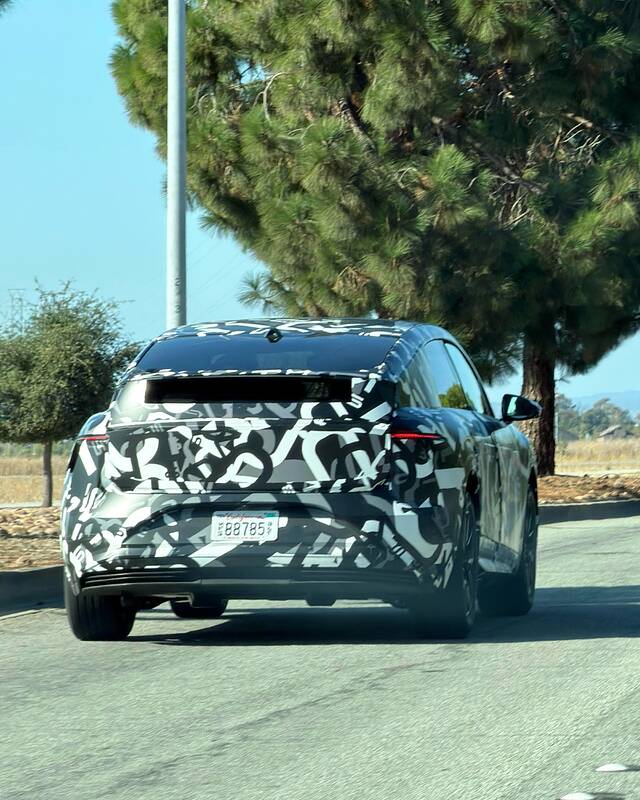 Lucid Cosmos test vehicle spotted_newcarscoops_4ef36