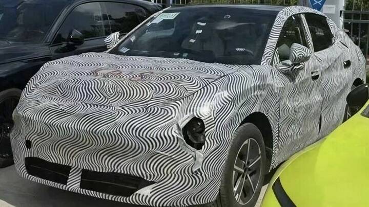 A camouflaged Xpeng Mona SUV_image