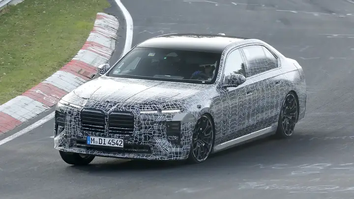 New BMW i7 facelift newcarscoops 001