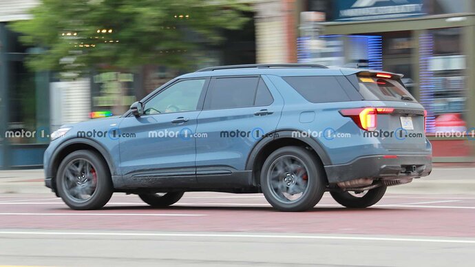 2024-ford-explorer-side-view-spy-photo (2)