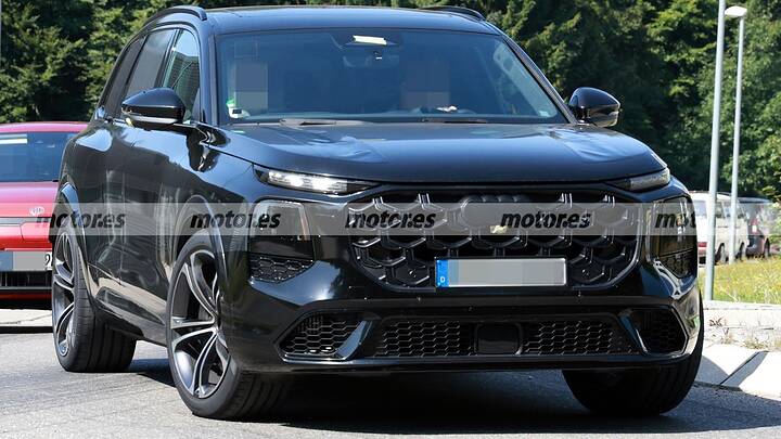 The new 2026 Audi SQ7 shows off its new camouflage in these spy photos, its debut is getting closer.