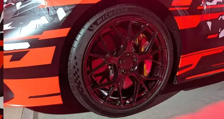 imgi_16_zoom-future-mercedes-amg-gt-coupé-4-portes