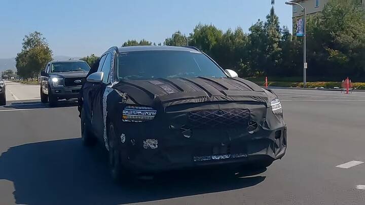 2025 Genesis GV70 Sport Facelift Spotted during testing  제네시스 GV70 1-24 screenshot