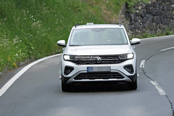 2024-vw-t-cross-says-no-to-camouflage-facelifted-small-crossover-spied-naked_3