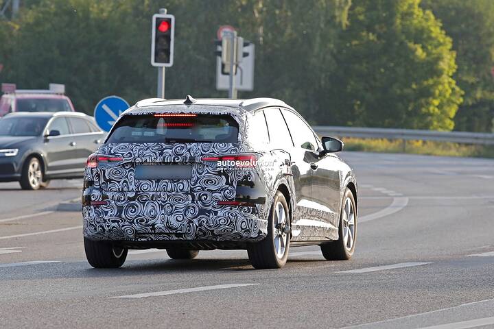 imgi_42_audi-spied-testing-q4-e-tron-facelift-redesigned-bumpers-join-revised-light-clusters_7