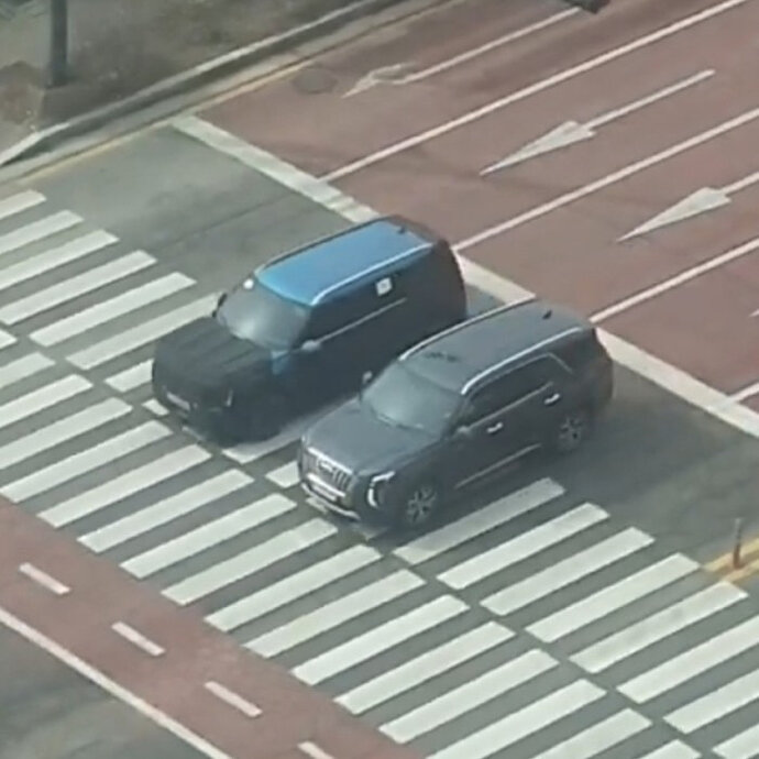 comparing the size of Kia EV9 and Palisade