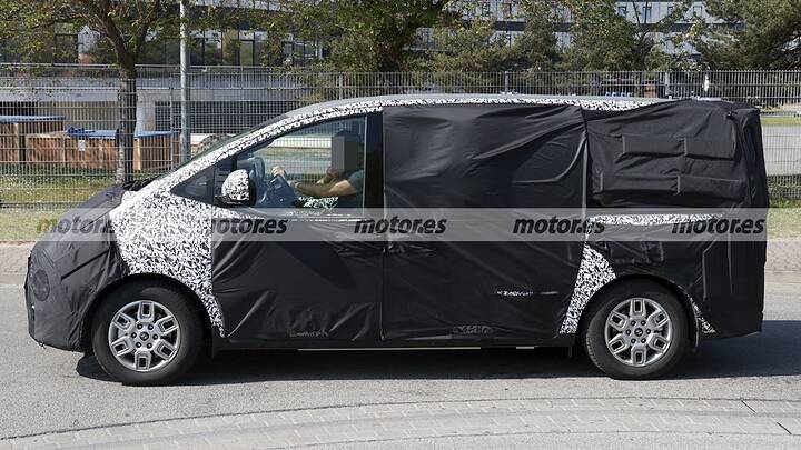 hyundai-staria-ev-2026-fotos-espia-2025107721-1744707467_12