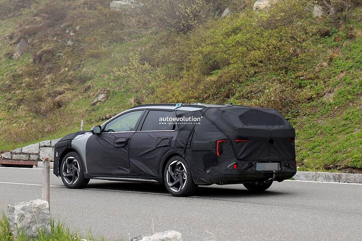 2026-kia-k4-wagon-spied-high-altitude-testing_18