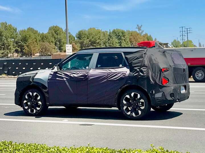 Kia  Seltos Hybrid spotted on the road in US . #2026kiaseltos #kia #kiaseltos #camouflage #prototype #erlkoenig #testing #spyshot #testmule