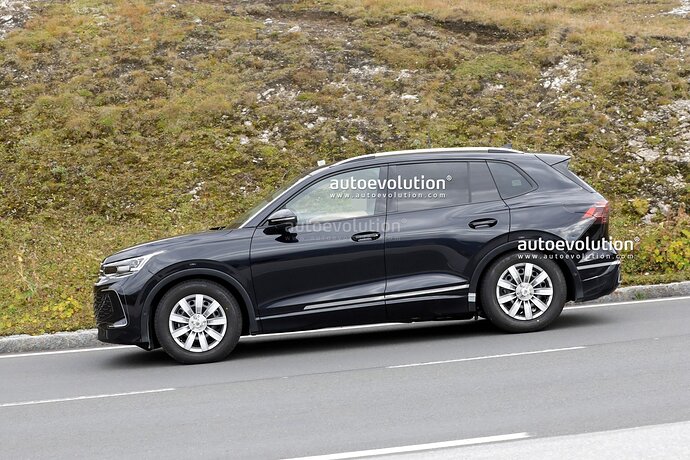 2023-volkswagen-tiguan-spied-for-the-first-time-has-deceiving-camouflage_16