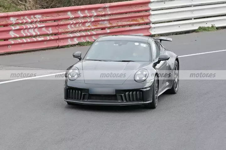 porsche-911-facelift-2024-fotos-espia-nurburgring-2024101745-1714068765_8