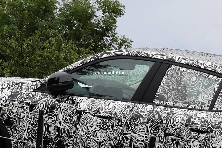 2027-bmw-x2-spied-in-a-premiere-wearing-neue-klasse-newcarscoops_6