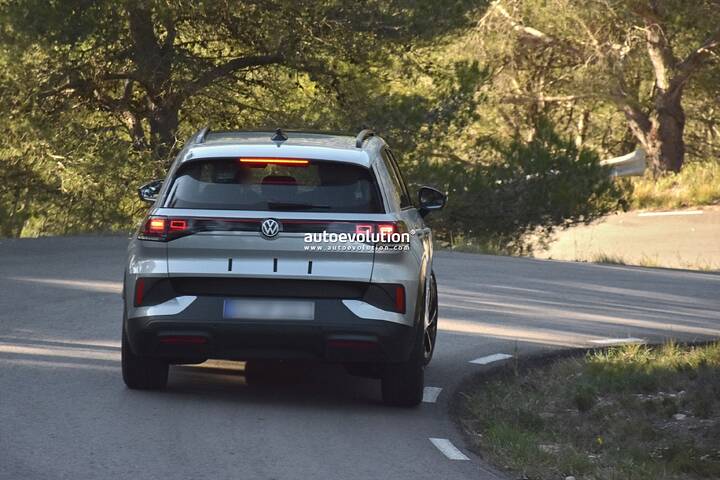 imgi_69_2026-volkswagen-id-cross-prototype-spied-with-minimal-camouflage_12