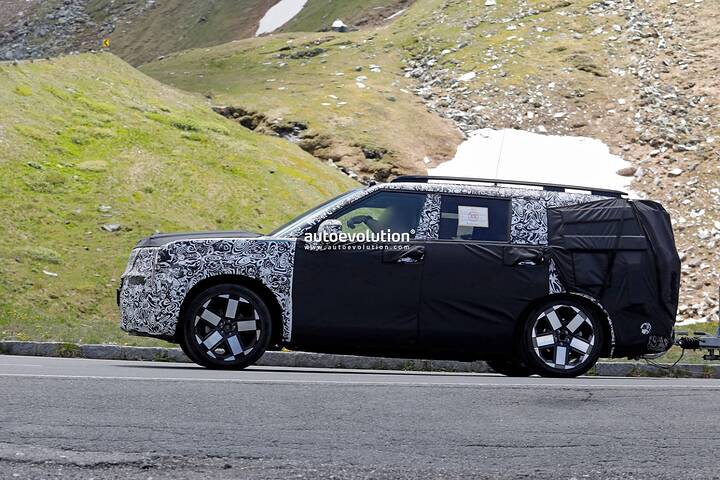 spy-photos-facelifted-2028-hyundai-santa-fe-incorporates-nexo-stylistic-traits_9
