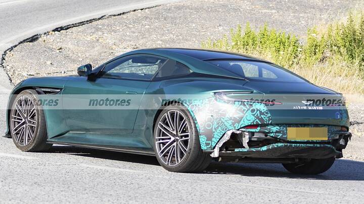 Cazado el próximo DB12 AMR en pruebas, esta mula de Aston Martin deja claro que habrá más de 700 CV 13