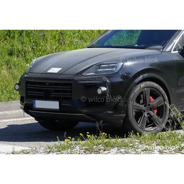 An electric Porsche Cayenne is on the way, but the Cayenne ICE isn't dead, he is getting another facelift!#Porsche #Cayenne #ice #facelift #Porschecayenne #prototype #erlkönig #spyshot #carspy #Germany #luxury #lifestyle #suv (1)