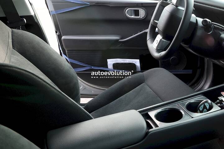 imgi_57_the-hyundai-ioniq-3-spied-with-concept-three-cues-tesla-esque-pleos-infotainment-system_7