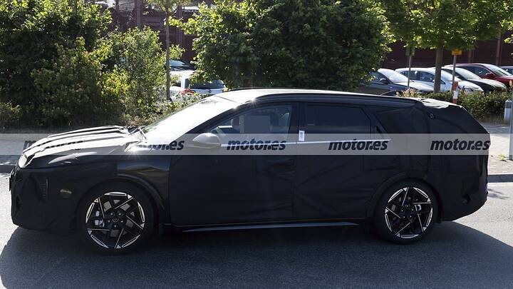 El nuevo familiar de KIA cazado en estas primeras fotos espía tiene algo del Optima… y apunta directo al Passat 12