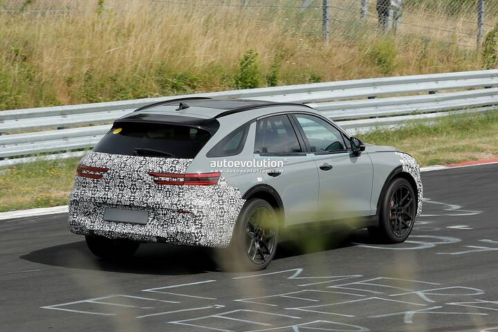 spy-photos-2027-genesis-gv70-hybrid-looks-fast-at-the-nurburgring-nordschleife_18