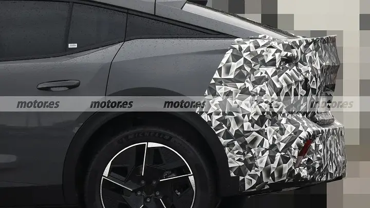 peugeot-408-facelift-2027-fotos-espia-2025110429-1759924008_4