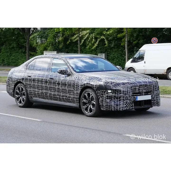 BMW 7 Series facelift spied with redesigned front, updated taillights and new interior with iDrive X!#bmw #7series #lci #7er #bmw7series #prototype #erlkönig #spyshot #carspy #Germany #luxury #limousine #erwischt #freudeamfahren (1)