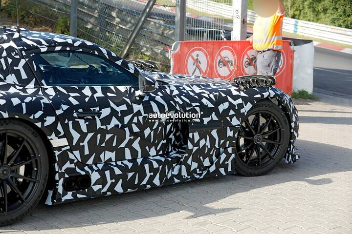 spy-photos-2027-mercedes-amg-gt-black-series-looks-more-production-ready-than-ever-before_3