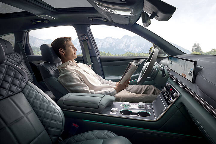 Genesis GV80 Hybrid Debuts newcarscoops_3