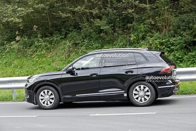 2023-volkswagen-tiguan-spied-for-the-first-time-has-deceiving-camouflage_6