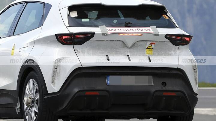 El nuevo CUPRA Raval calienta motores en los Alpes, el eléctrico español reaparece y deja ver nuevos detalles 16