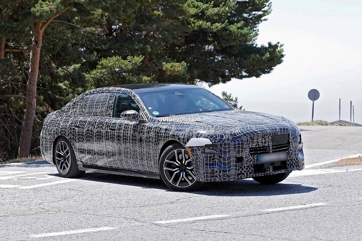 imgi_40_2027-bmw-7-series-facelift-captured-flaunting-production-lights_7