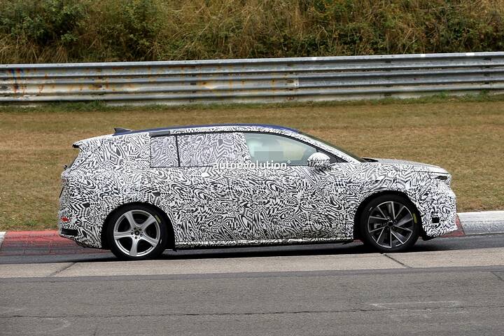 imgi_33_2026-skoda-eviatiq-people-carrier-spied-boasting-vision-7s-concept-styling-influences_1